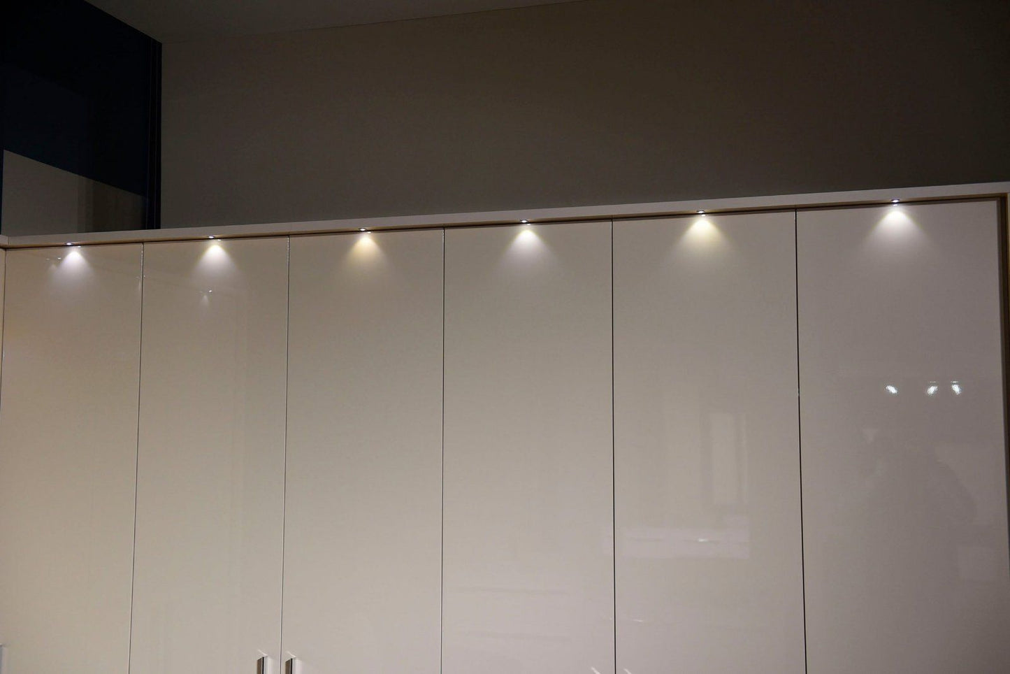 Places of Style Kleiderschrank Piano UV lackiert, 6Türig mit Beleuchtung