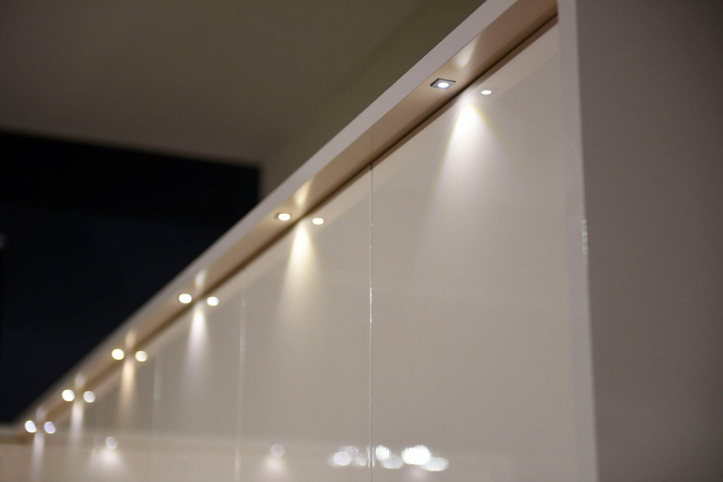 Places of Style Kleiderschrank Piano UV lackiert, 6Türig mit Beleuchtung