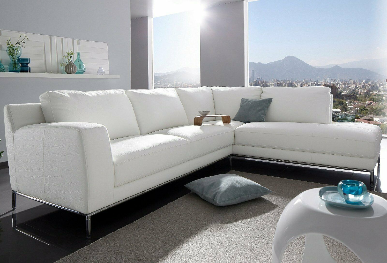 Ecksofa Kunstleder Altweiß Ottomane rechts Füße in Chromoptik